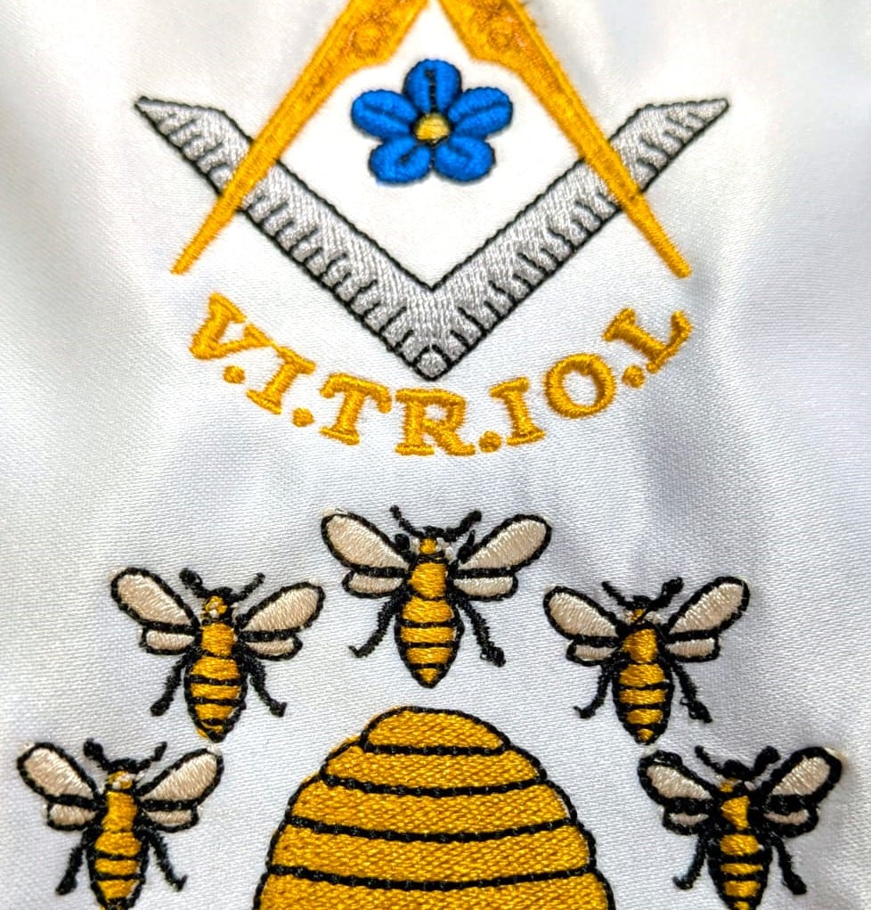 détail d'un tablier maçonnique artisanal avec broderie VITRIOL et ruche