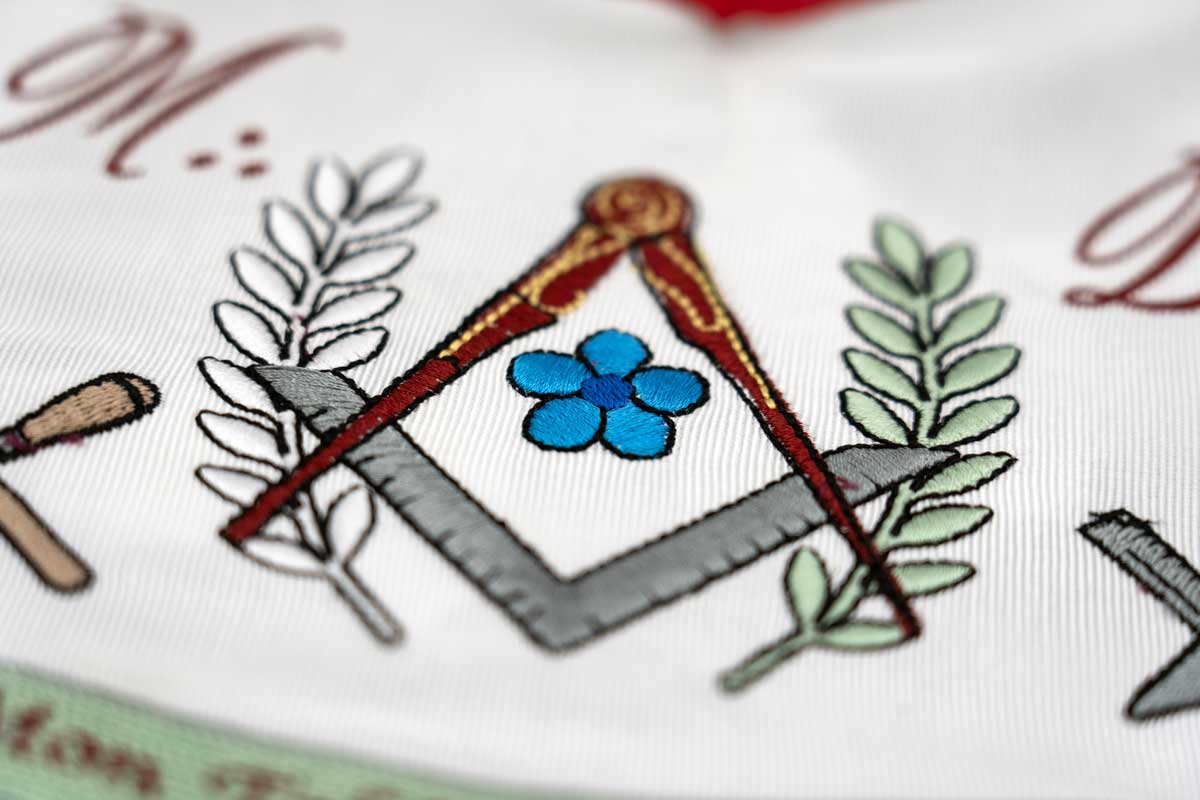 La Qualité des Matières : Cuir, Satin, Soie et Broderie