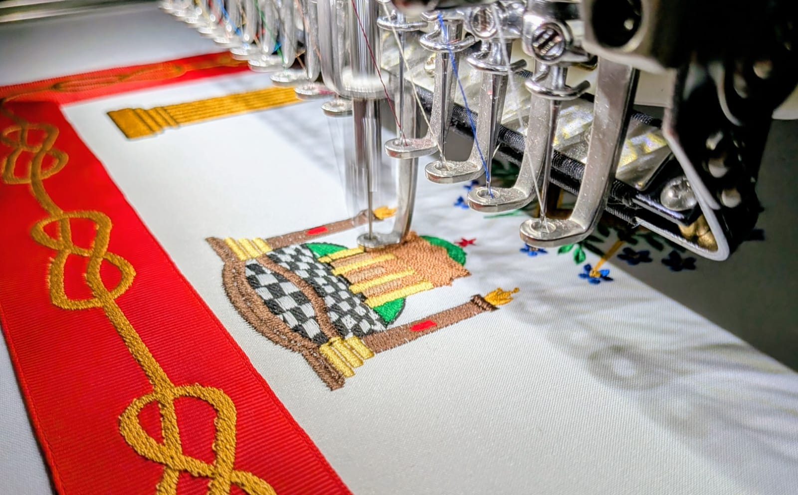 Broderie d'un symbole maçonnique sur un tablier au REAA